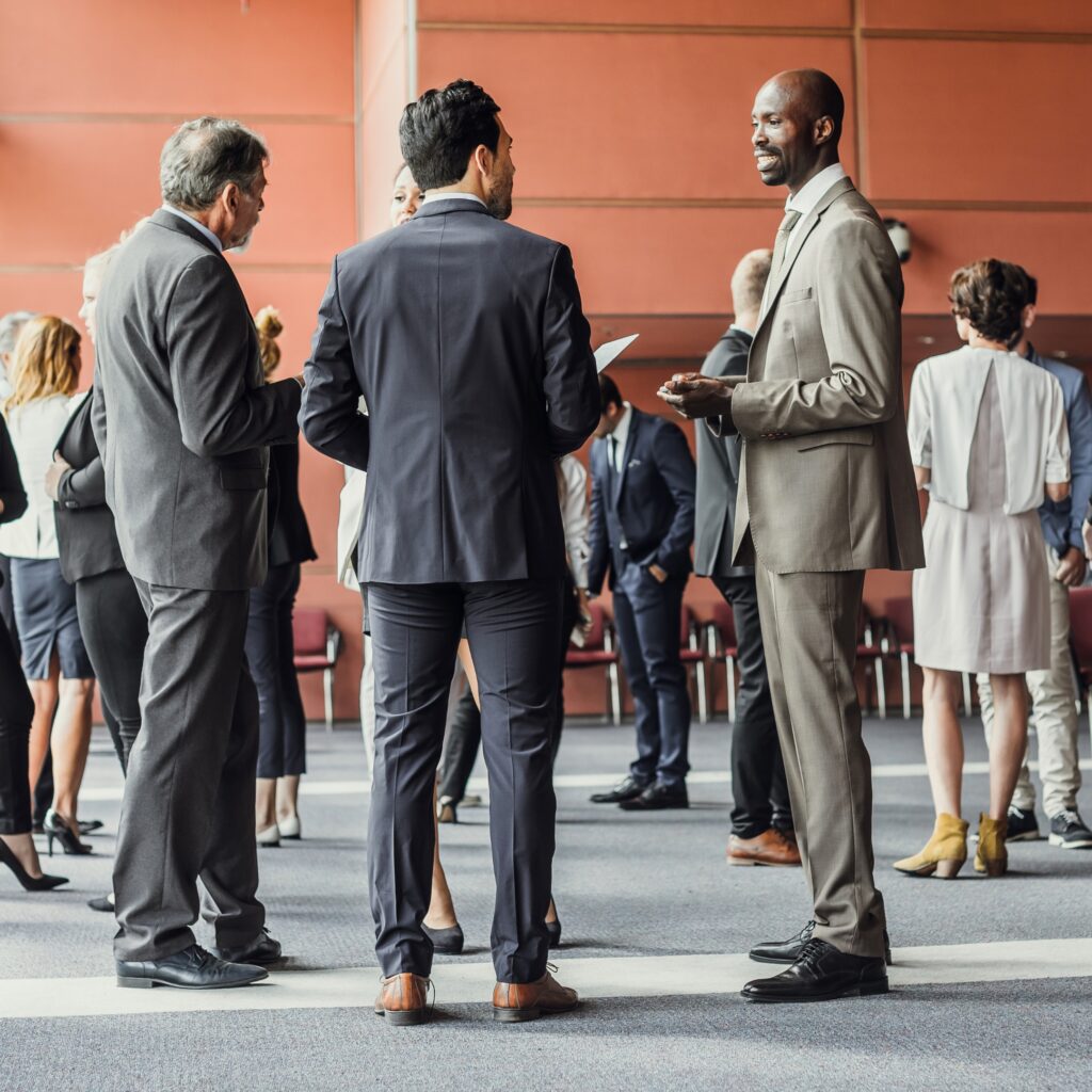 L’équipe CMK-AMS SARL lors d’un événement professionnel, démontrant la capacité de la structure à gérer avec expertise l’organisation complète d’événements d’entreprise, de conférences et de rencontres professionnelles avec professionnalisme et efficacité.